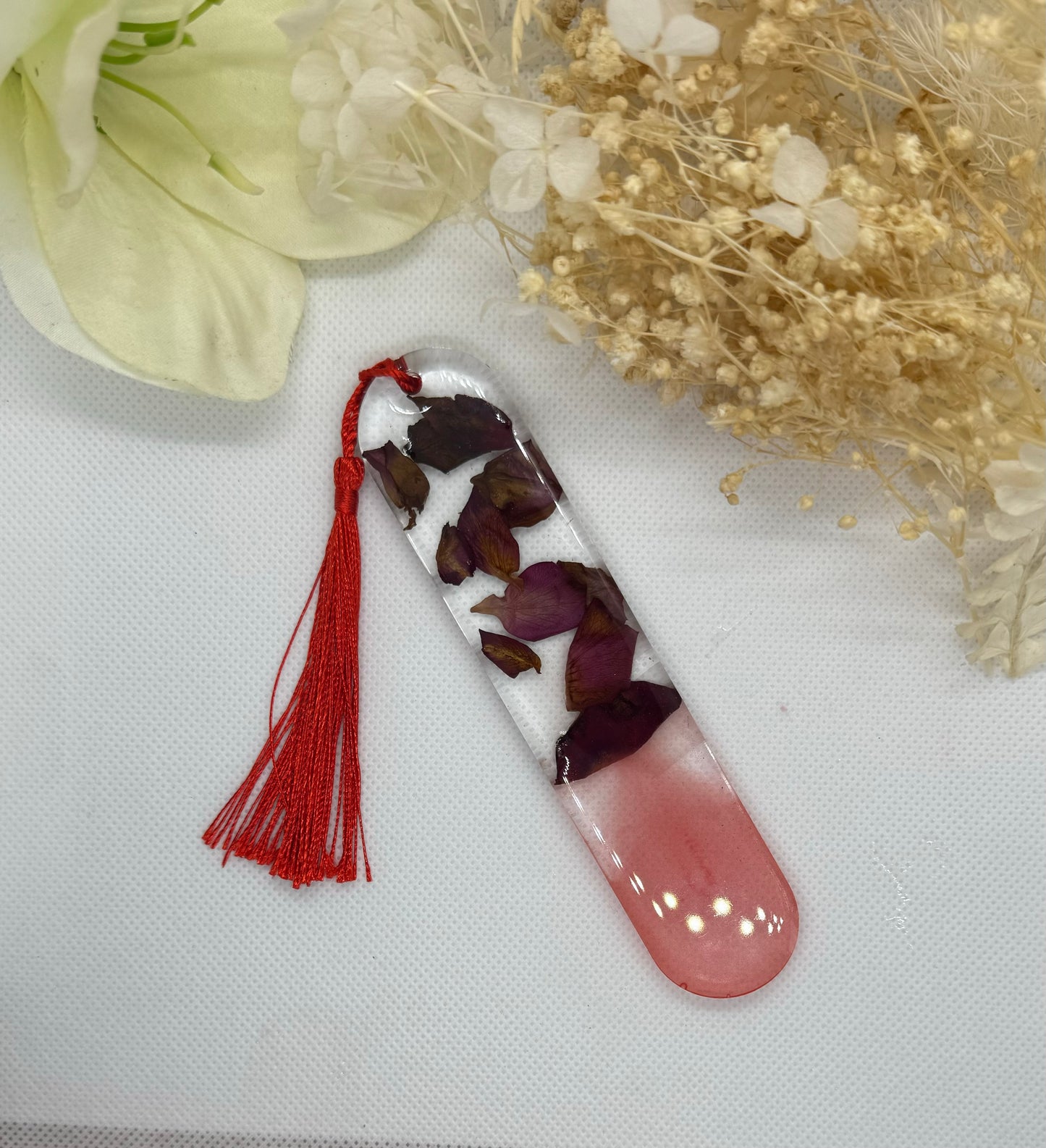 Marque pages en résine avec de vrais pétales de rose