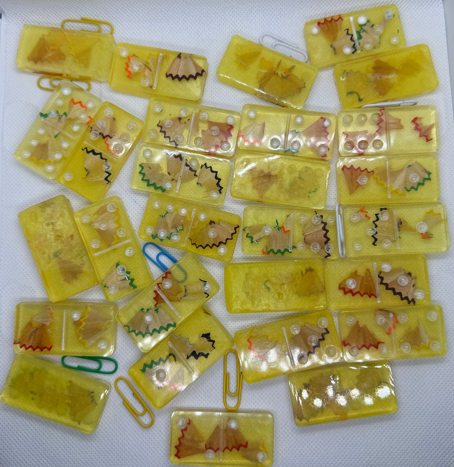 Jeu de dominos artisanaux – Fond jaune