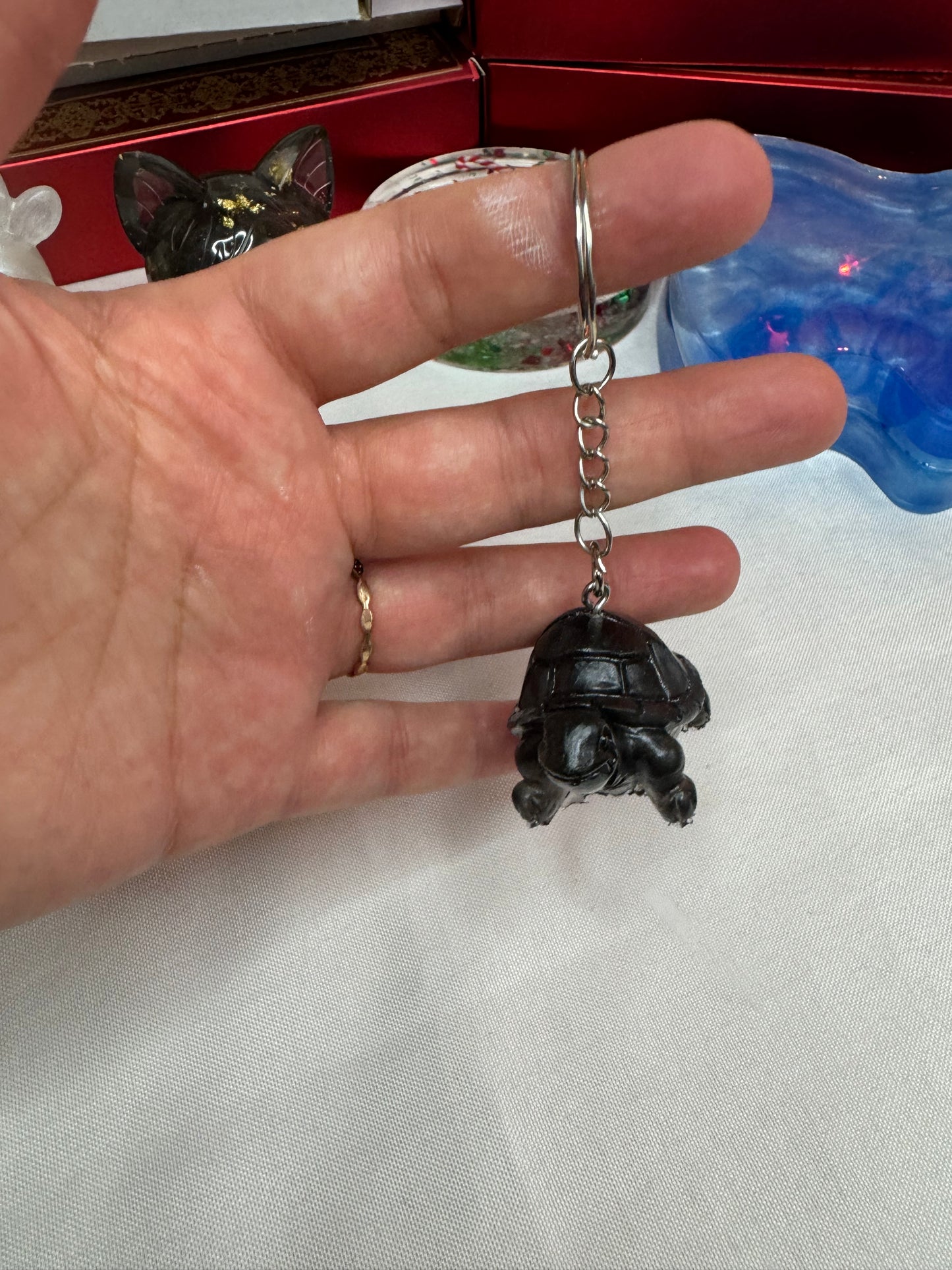 Porte-clés tortue noire en résine – Élégance et protection 🐢✨