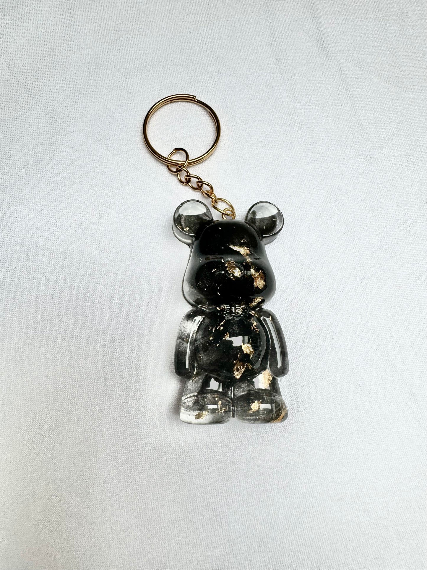 Porte-clés Ourson en Résine – Noir & Or avec Feuilles d’Or ✨