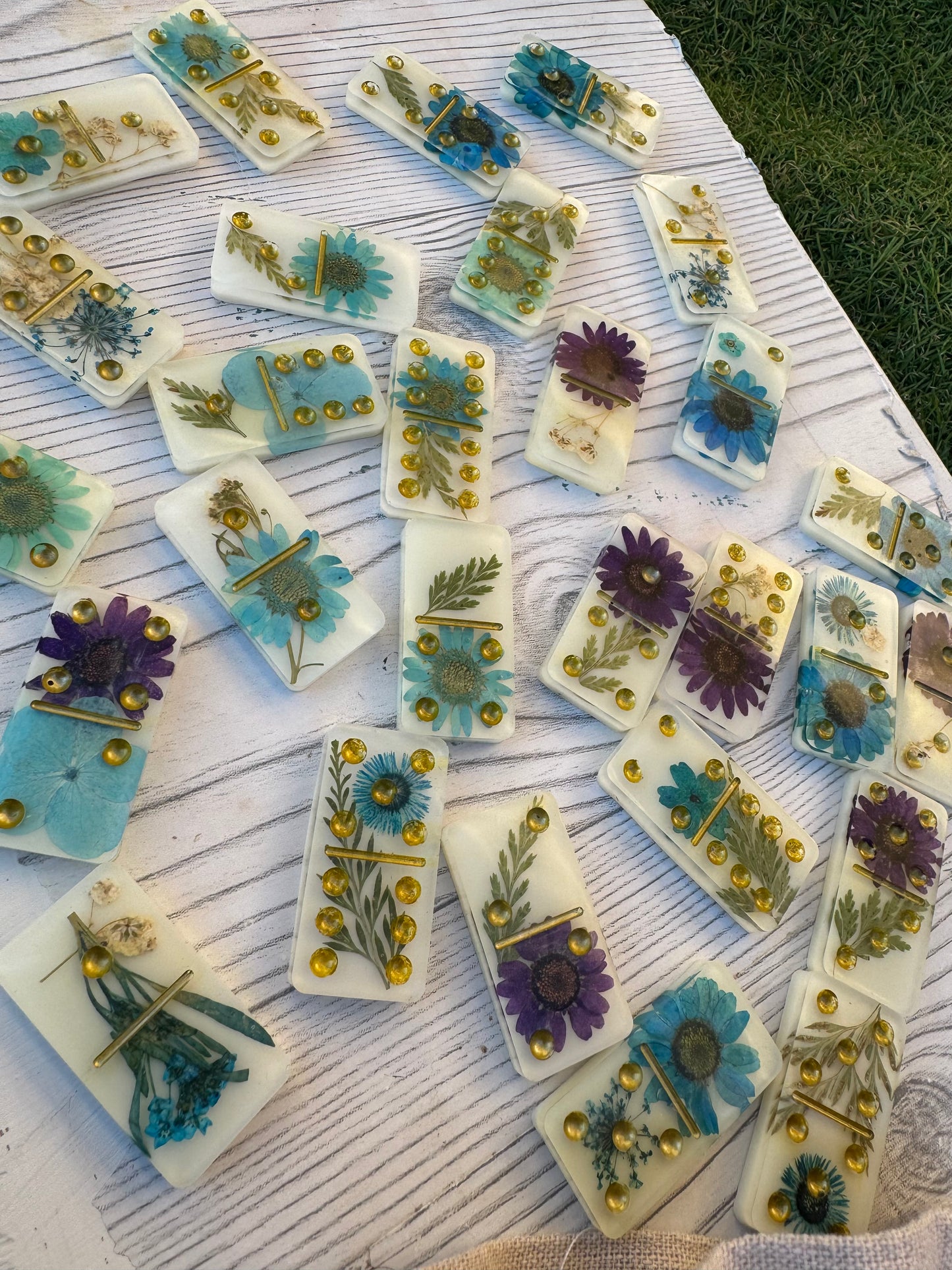 Dominos fleuris – blanc, camaïeu bleu et violet