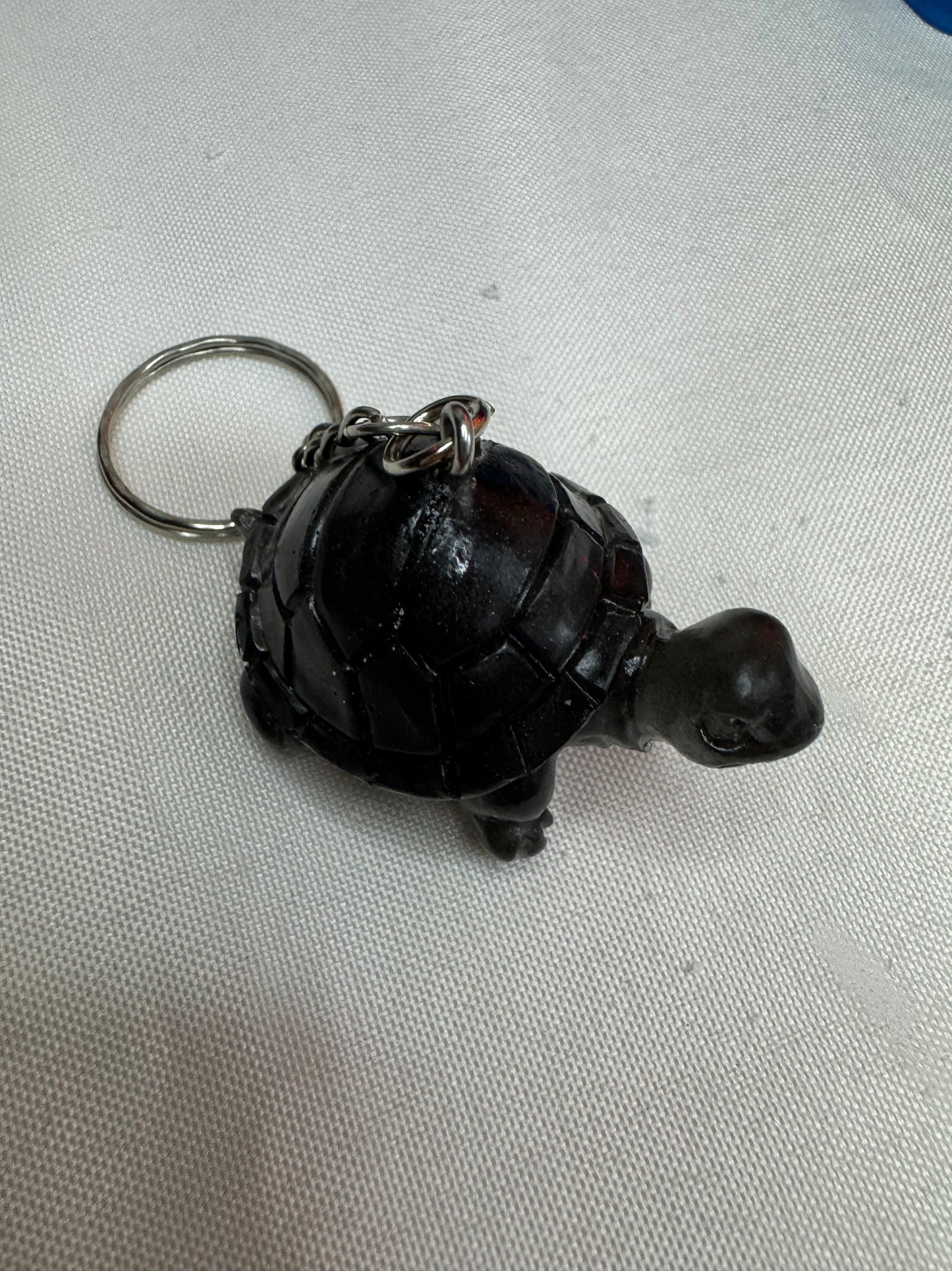 Porte-clés tortue noire en résine – Élégance et protection 🐢✨