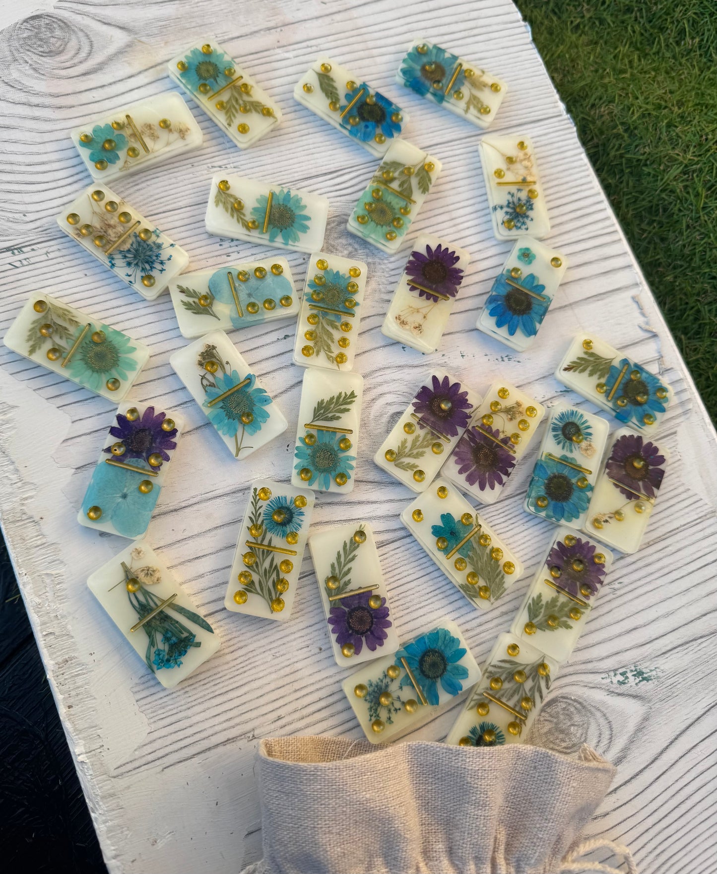 Dominos fleuris – blanc, camaïeu bleu et violet