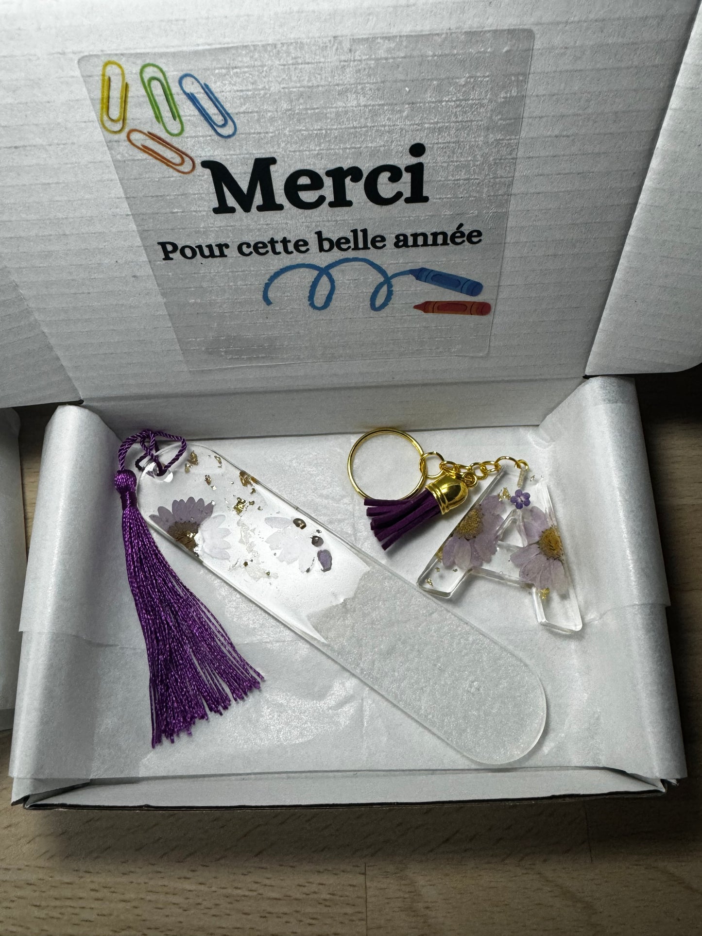 Coffret cadeau ATSEM – Marque-page fleuri et porte-clés lettre personnalisés