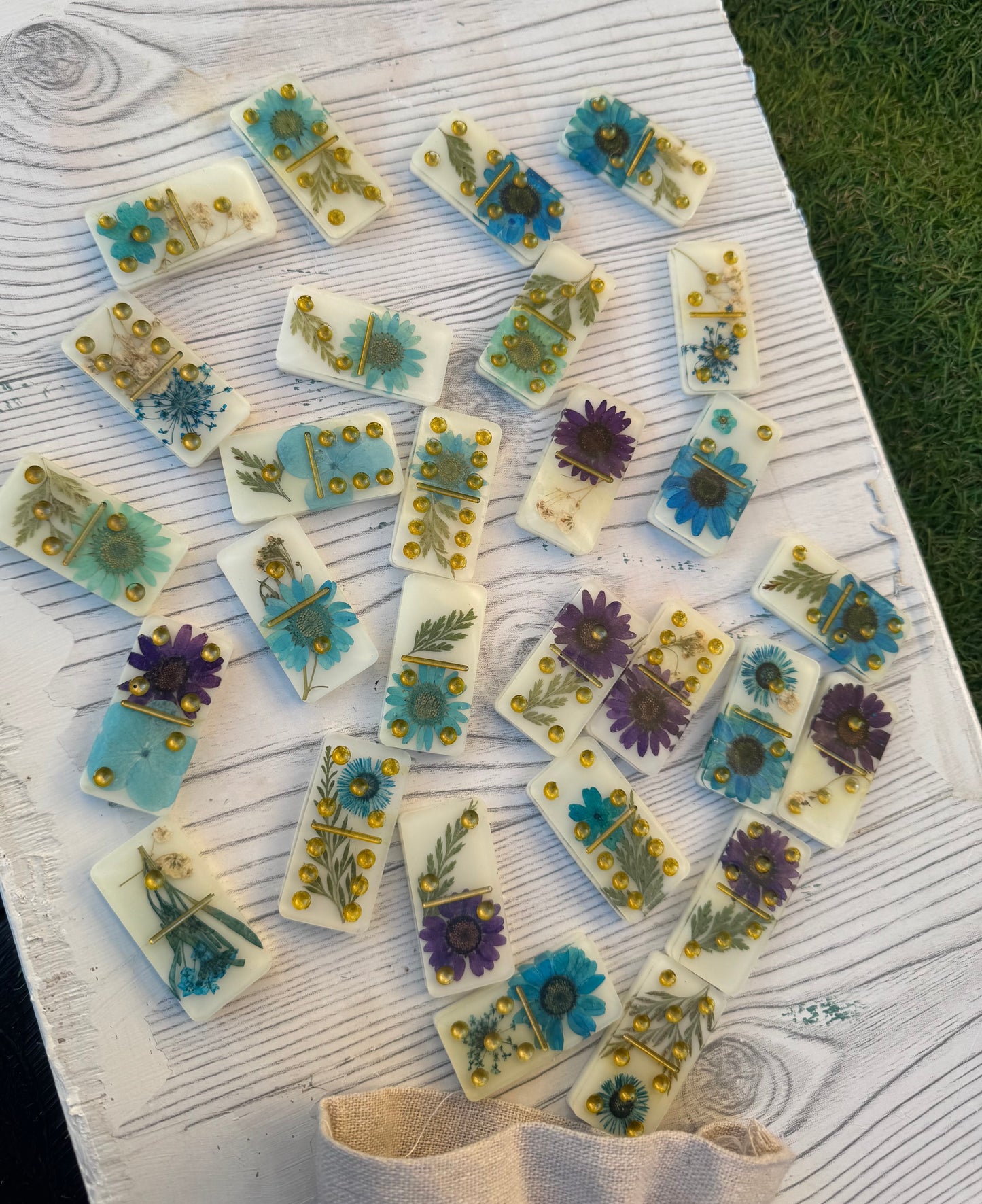 Dominos fleuris – blanc, camaïeu bleu et violet