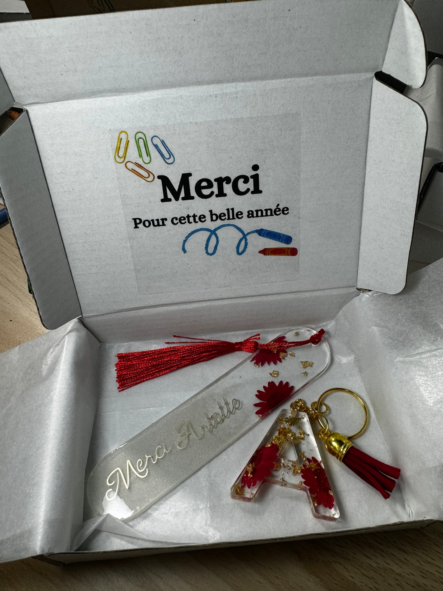 Coffret cadeau ATSEM – Marque-page fleuri et porte-clés lettre personnalisés