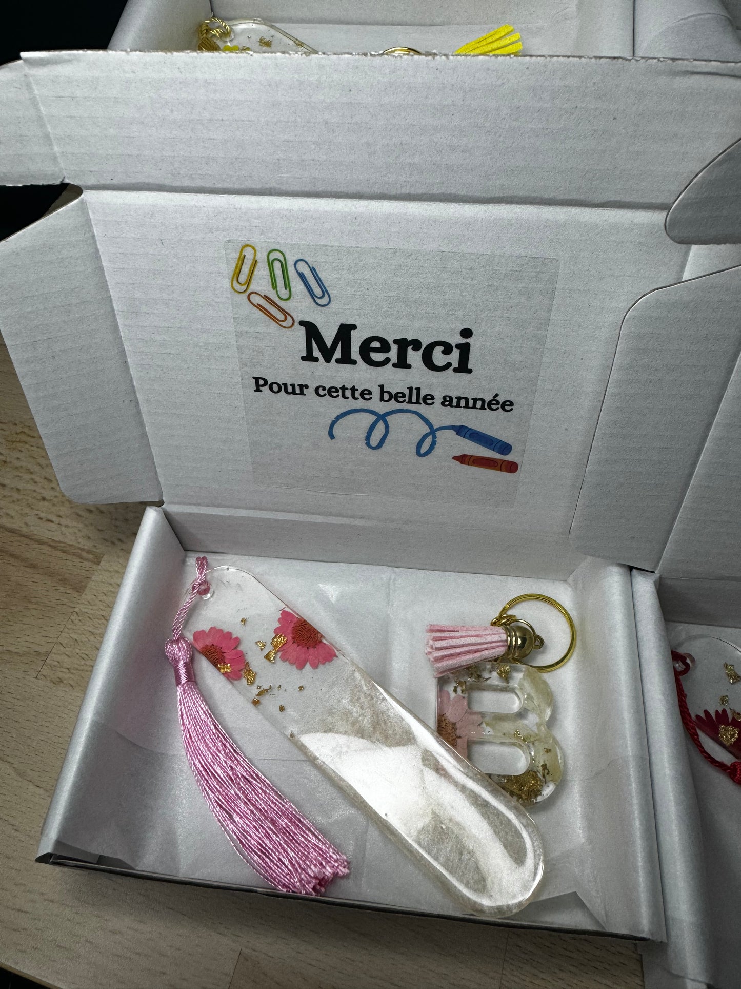 Coffret cadeau ATSEM – Marque-page fleuri et porte-clés lettre personnalisés