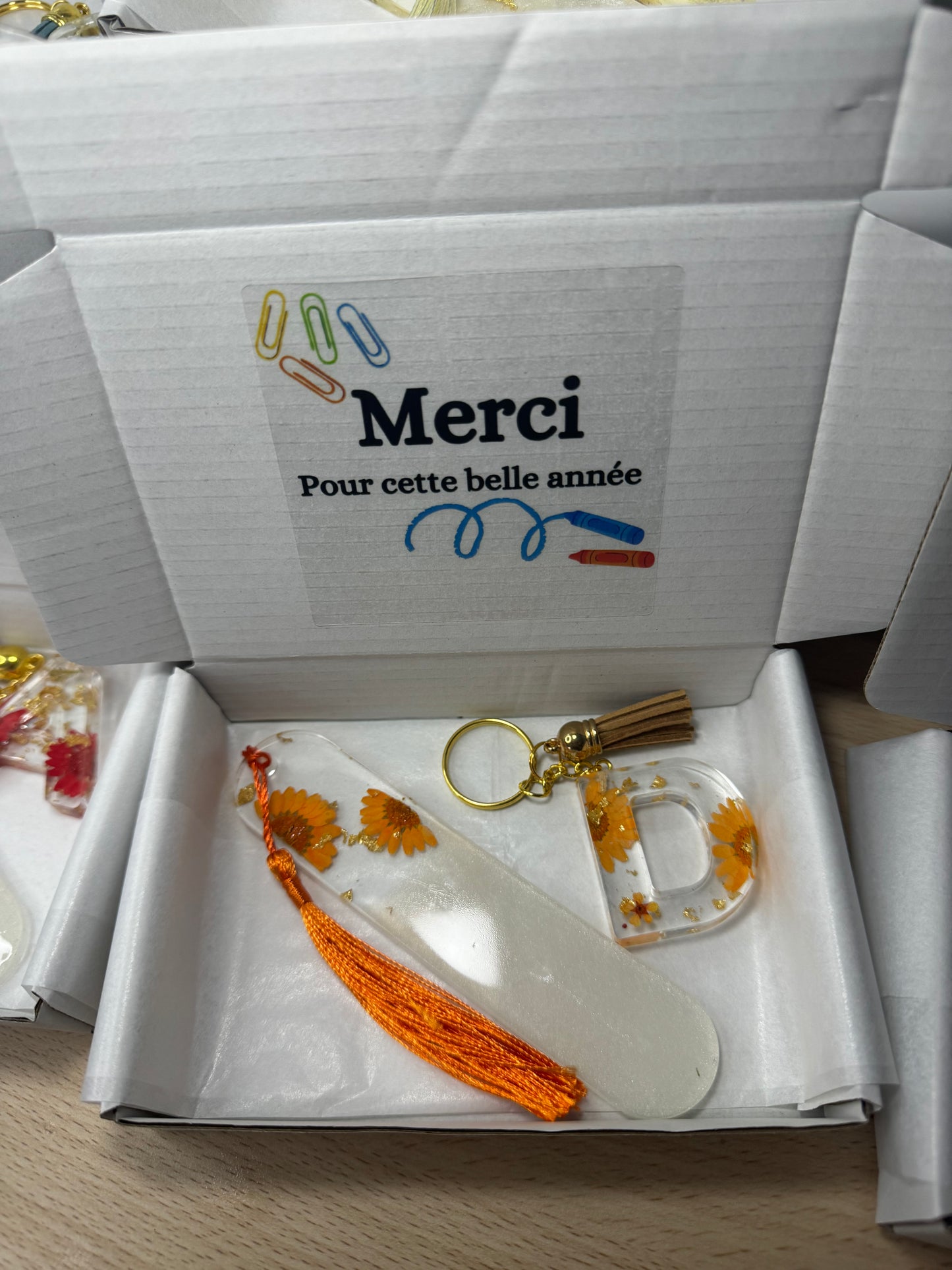 Coffret cadeau ATSEM – Marque-page fleuri et porte-clés lettre personnalisés