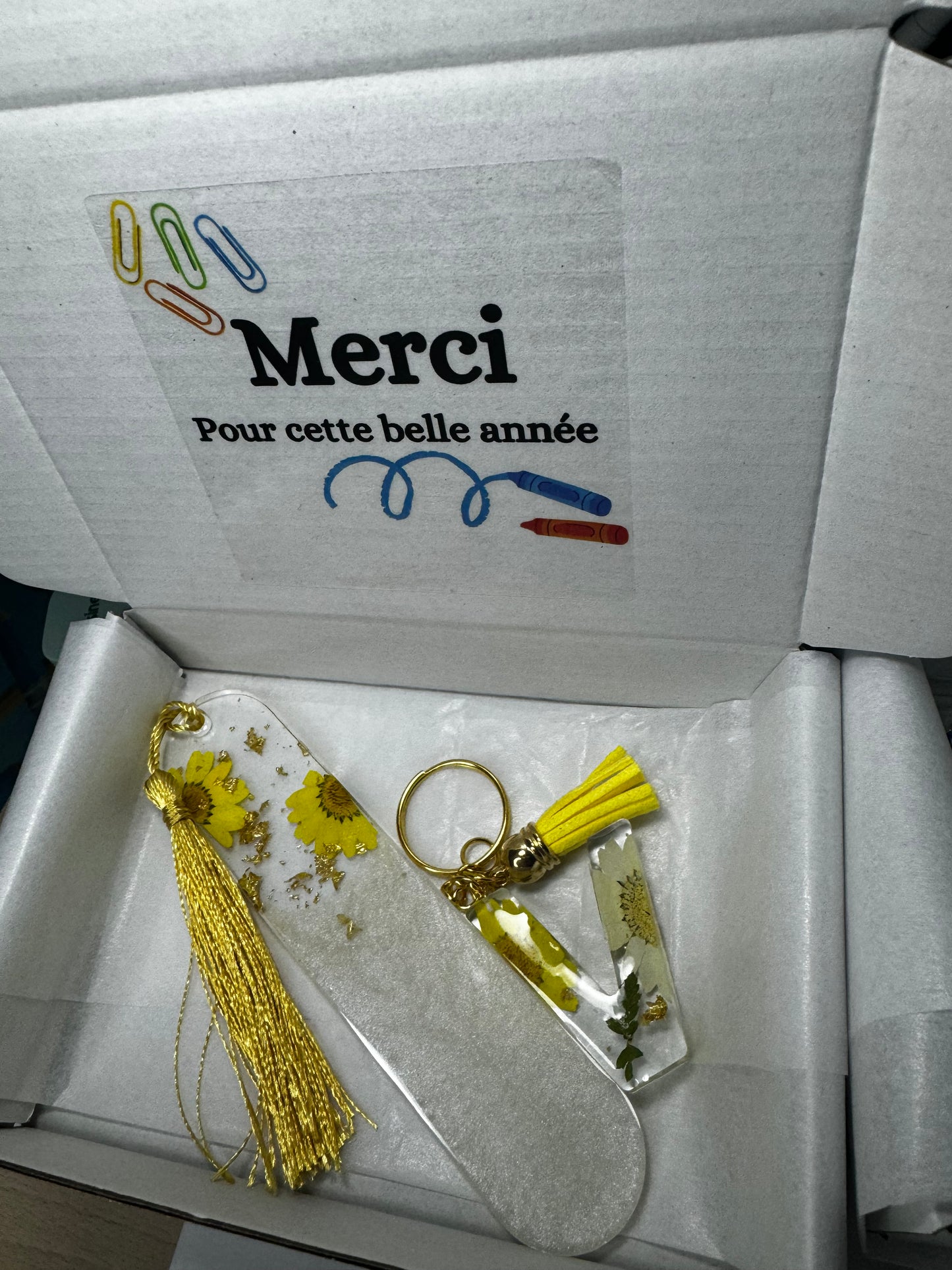 Coffret cadeau ATSEM – Marque-page fleuri et porte-clés lettre personnalisés