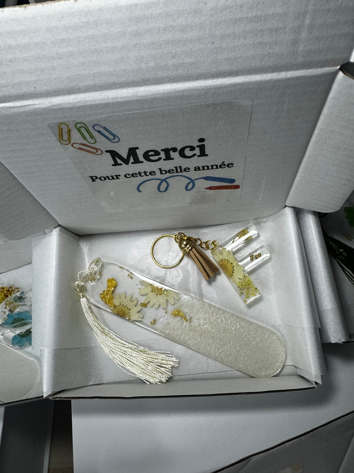 Coffret cadeau ATSEM – Marque-page fleuri et porte-clés lettre personnalisés