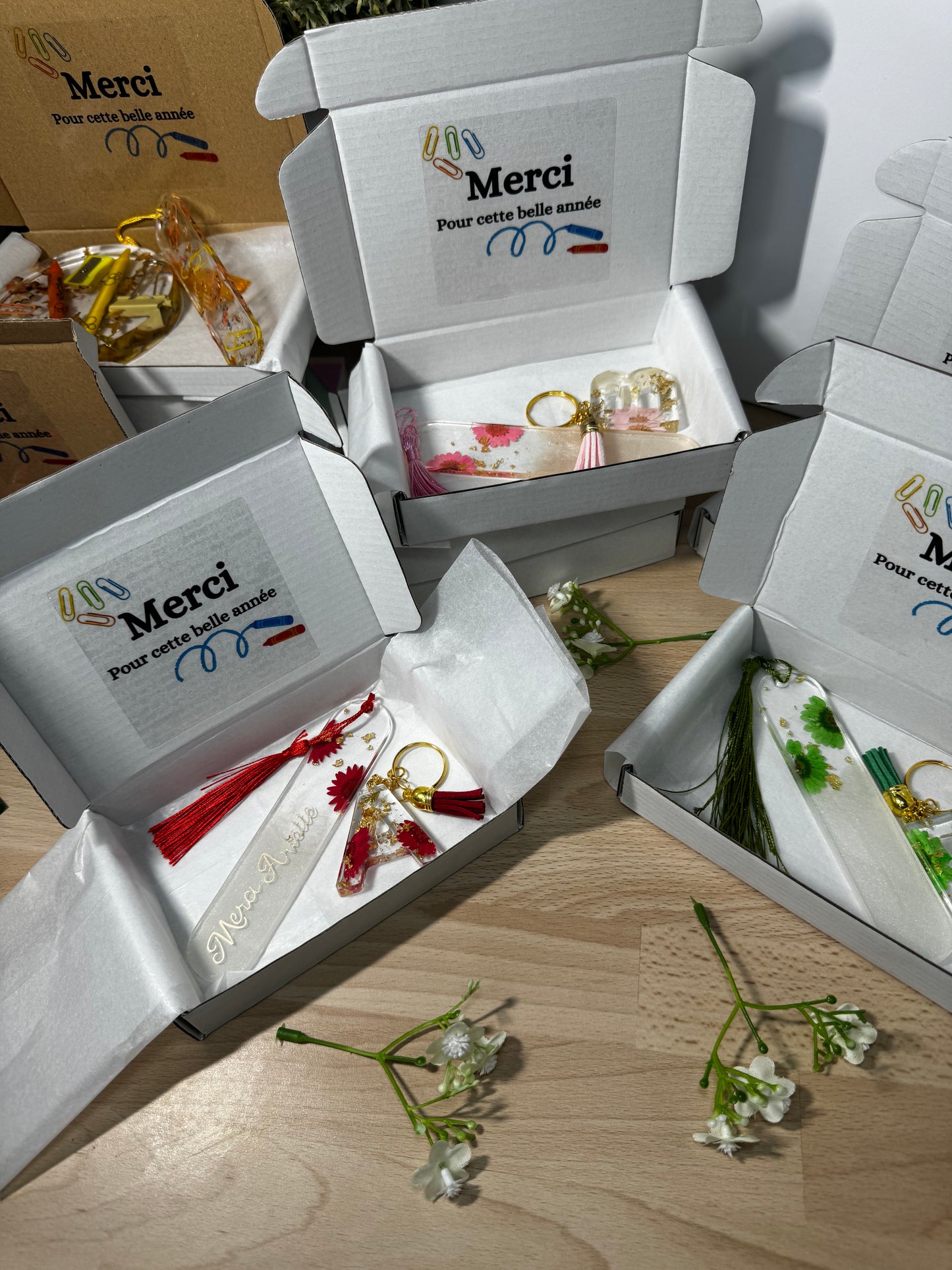 Coffret cadeau ATSEM – Marque-page fleuri et porte-clés lettre personnalisés