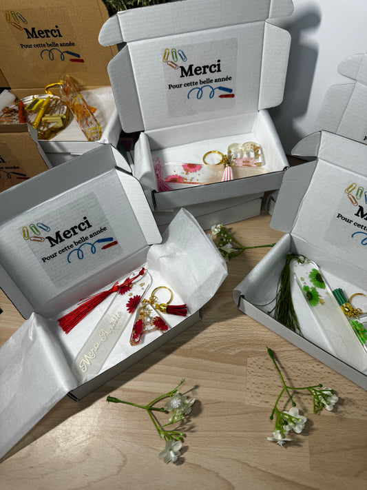 Coffret cadeau ATSEM – Marque-page fleuri et porte-clés lettre personnalisés