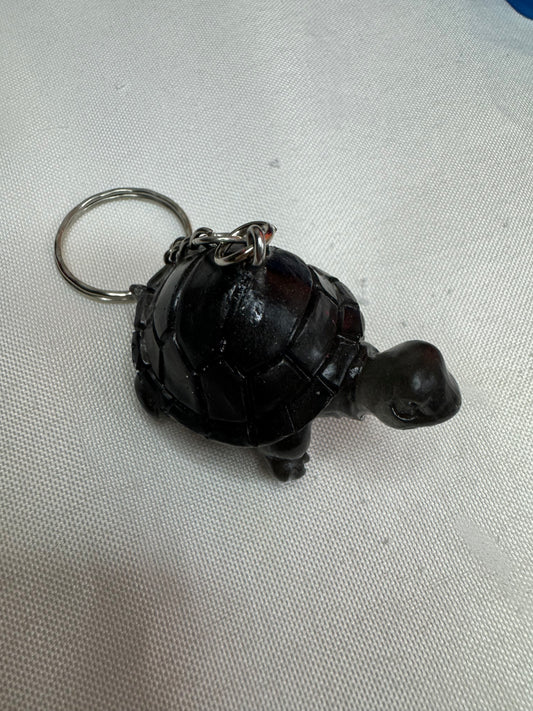 Porte-clés tortue noire en résine – Élégance et protection 🐢✨