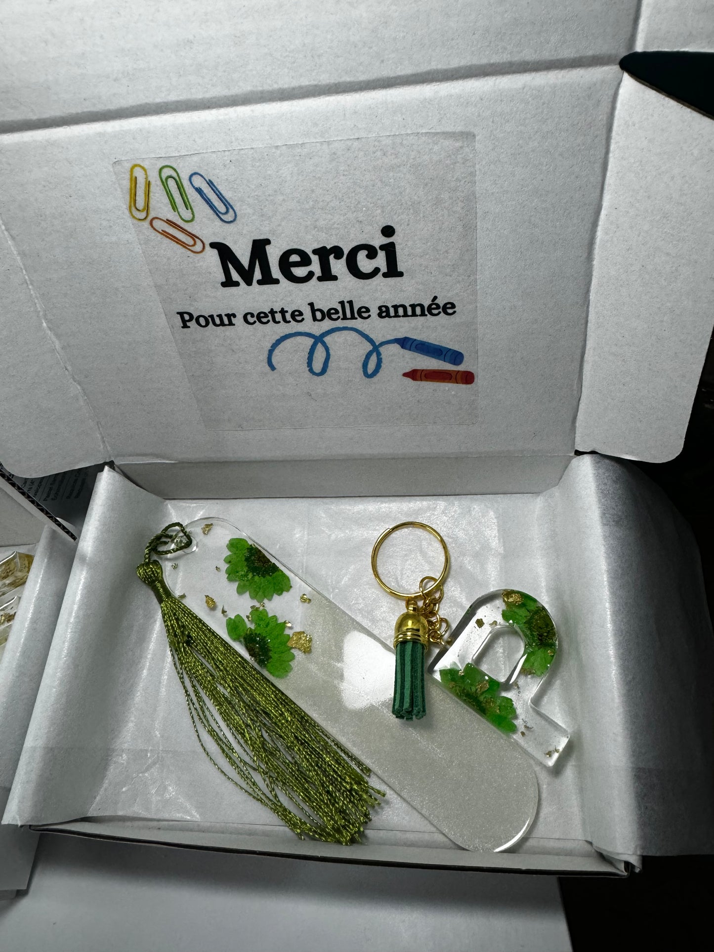 Coffret cadeau ATSEM – Marque-page fleuri et porte-clés lettre personnalisés