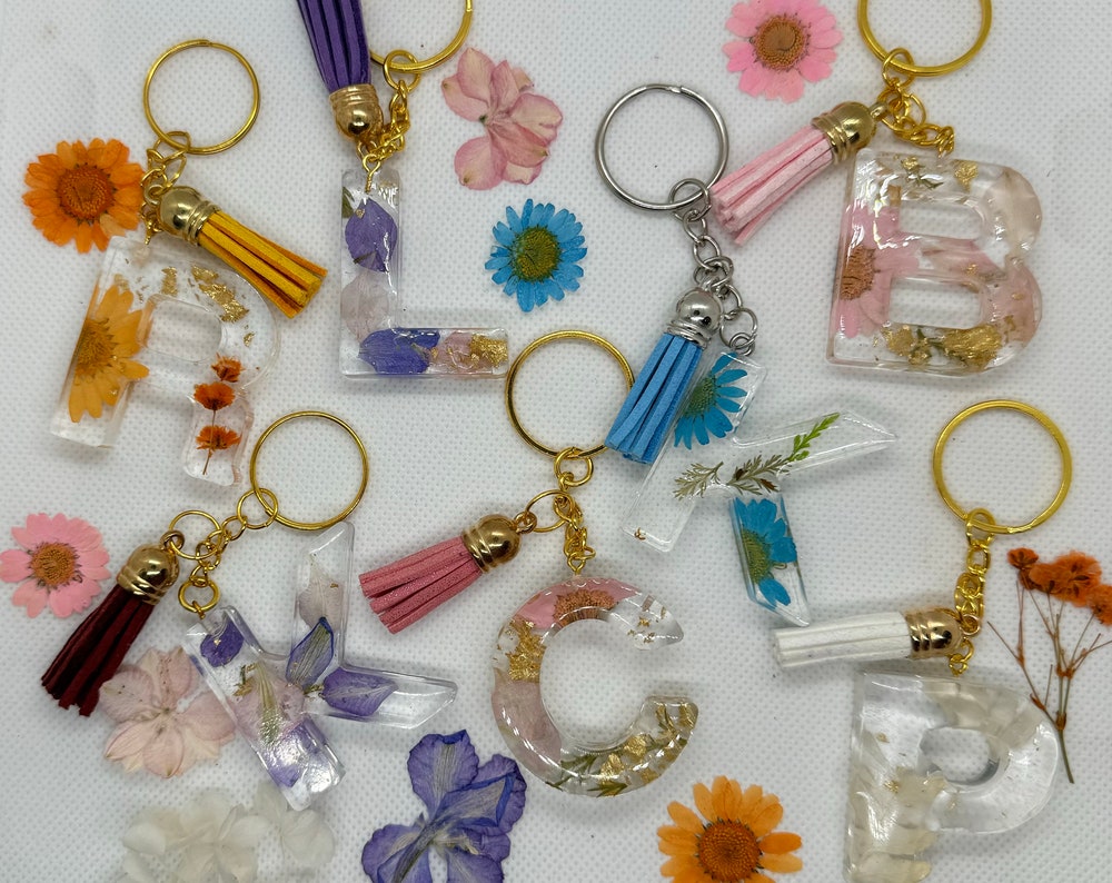 🔑 Porte-Clés Lettre en Résine Époxy - Fleurs Séchées 🌸